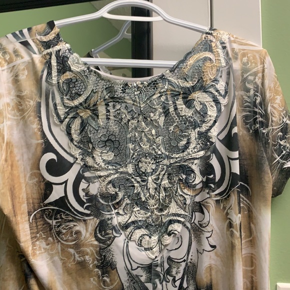 Beautiful shirt - Picture 2 of 7